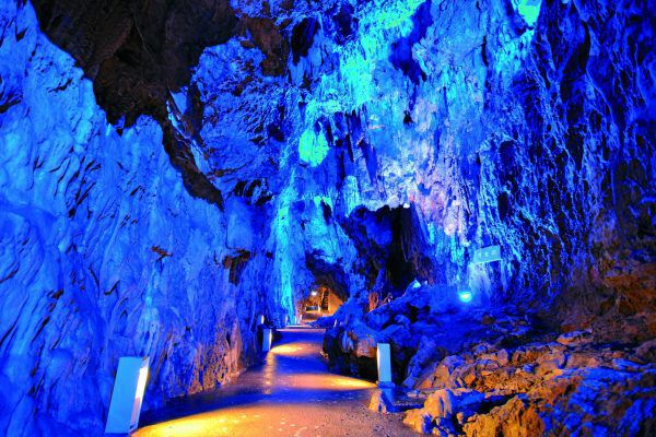 関東ほか、全国の美しい鍾乳洞25選〜絶景洞窟を探検する〜