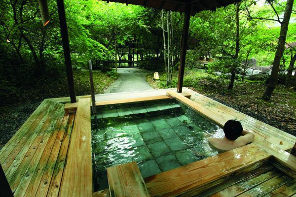 九州の温泉。避暑地に最適な「ぬる湯」宿12選