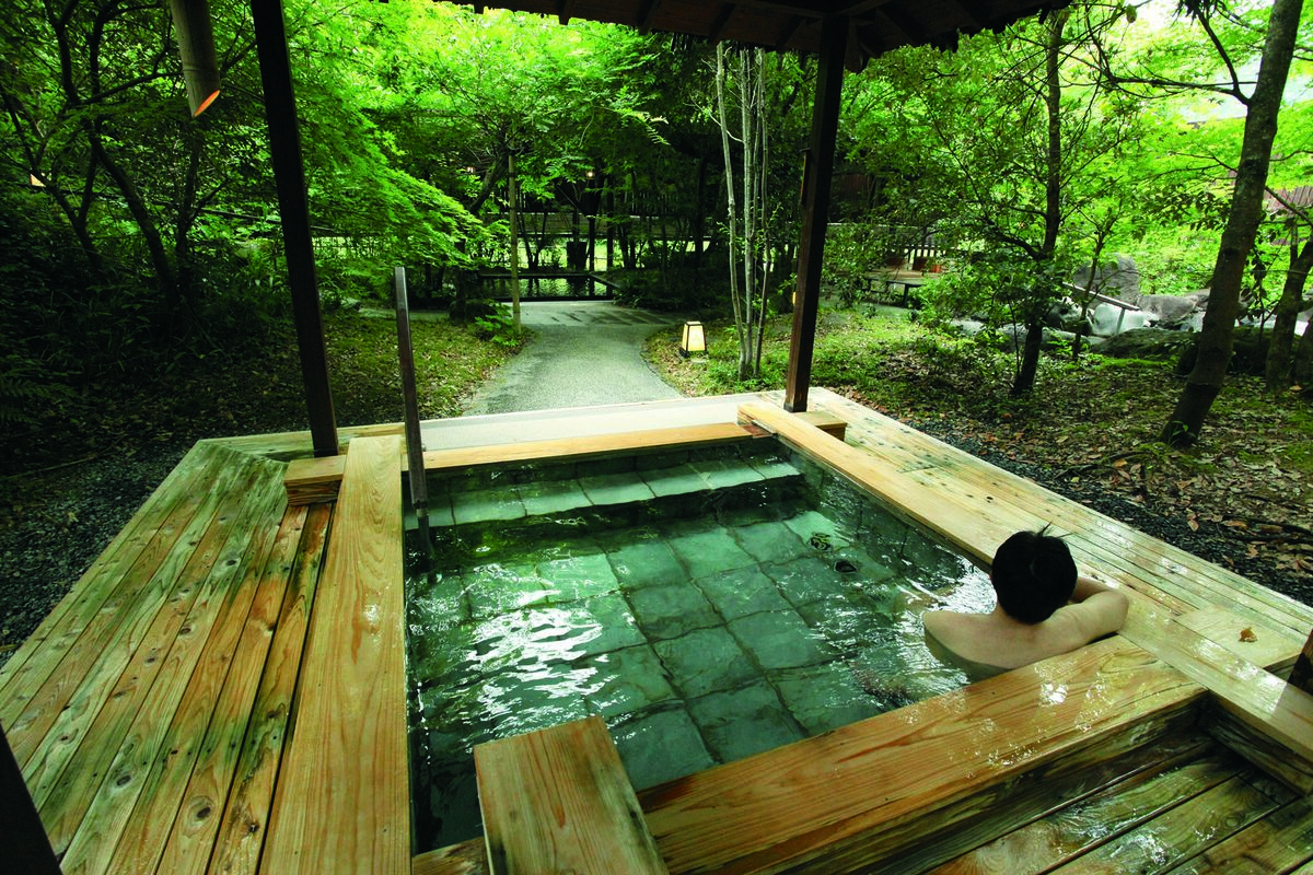 九州の温泉。避暑地に最適な「ぬる湯」宿12選のアイキャッチ