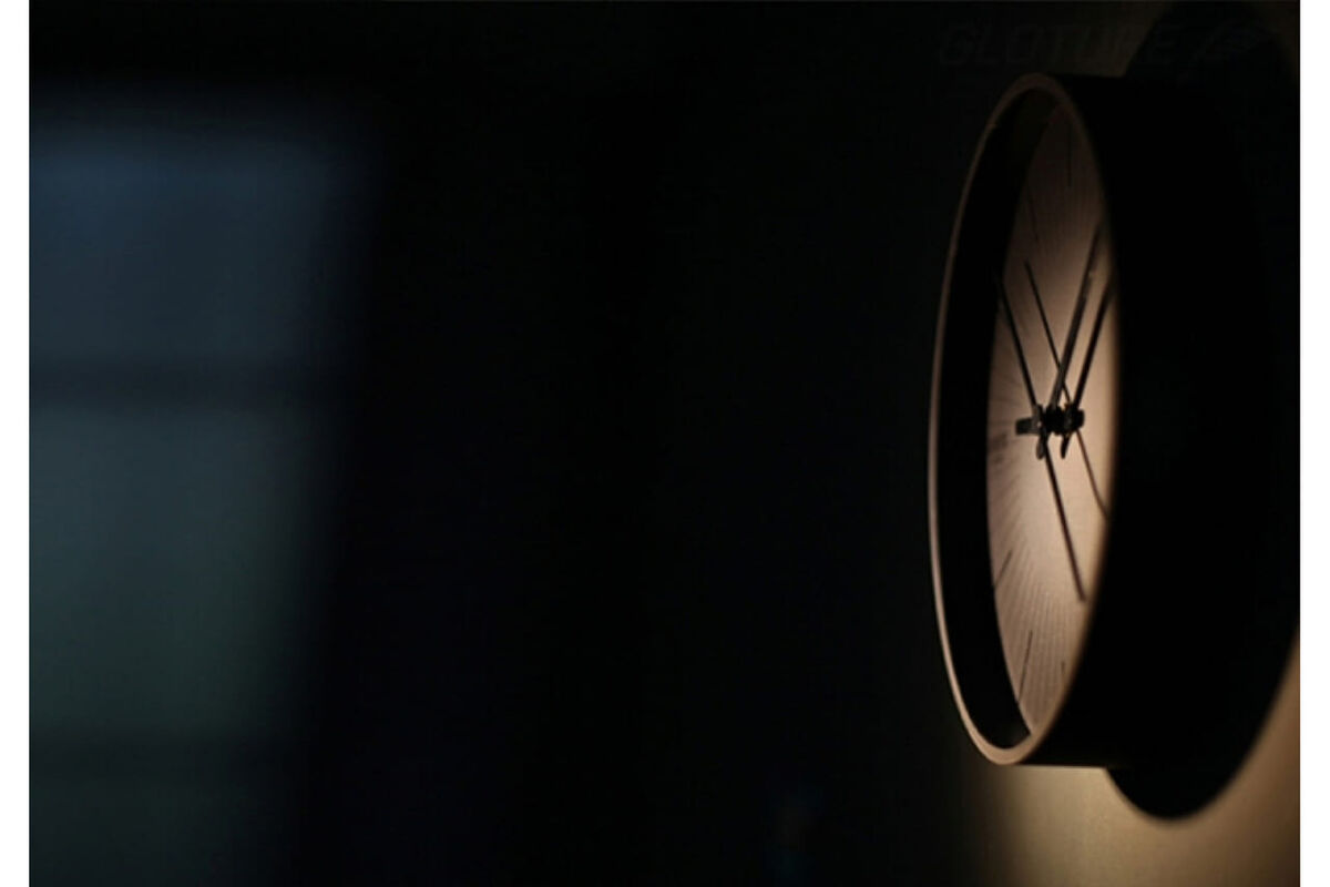 5411全てが黒になる。光の陰影で時を示す漆黒の壁掛け時計「ALL BLACK TIME CLOCK」