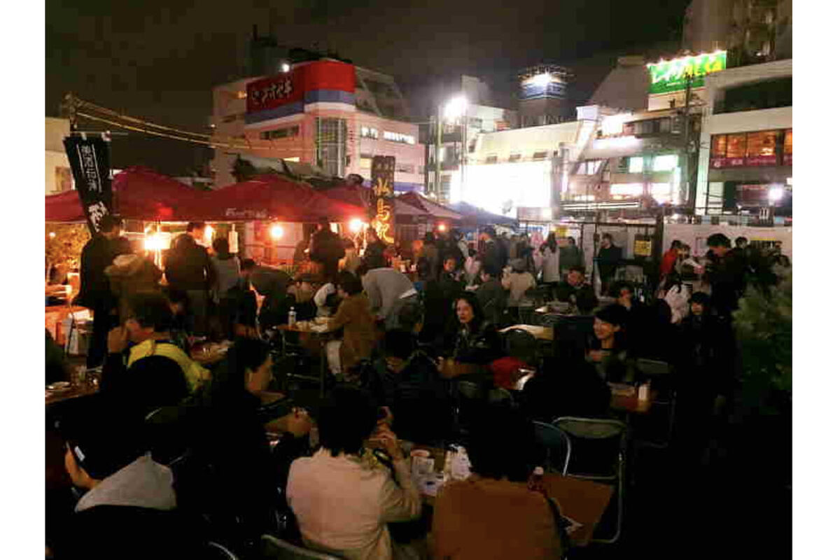 5888下北沢駅前の路上で約50種の日本酒やワインが集まる「下北沢SAKEフェア2019秋」開催