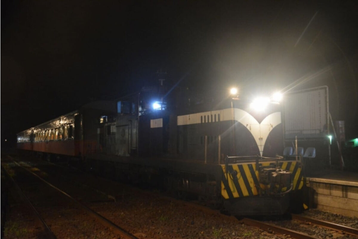 7186日没後のストーブ列車で暖を取る。日本旅行が日帰り旅「津軽のクリスマストワイライト」12月21日開催