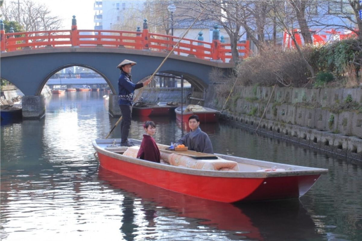 8759火鉢でぽかぽか。福岡・柳川市の川下りが冬支度、風情漂う「こたつ舟」始まる
