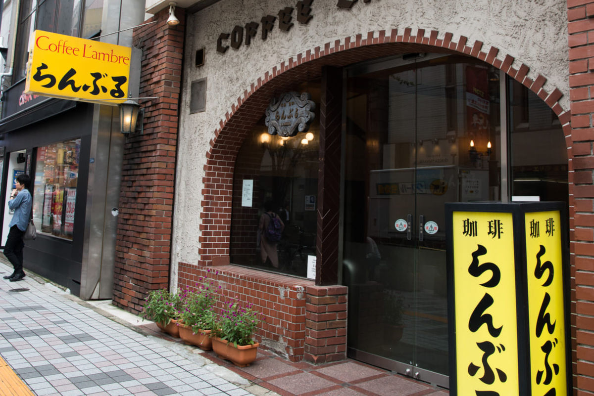 10389地下のクラシカル空間でコーヒーを「名曲・喫茶　新宿らんぶる」｜東京新宿でクラシック音楽をBGMに過ごす名喫茶
