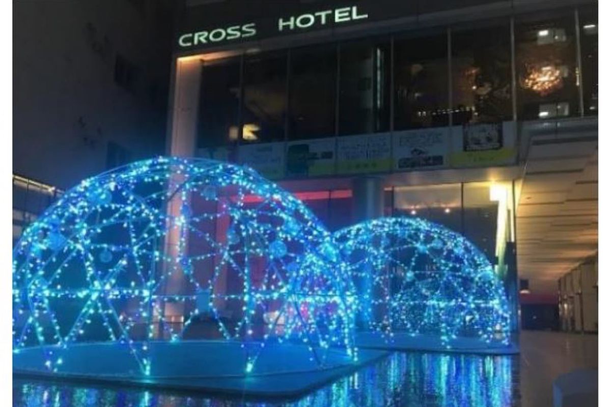 9189ホテルの前庭に氷＆光のドームが出現。札幌でホットドリンクやワインと共に銀世界を楽しむ「CROSS ICE BAR」開催