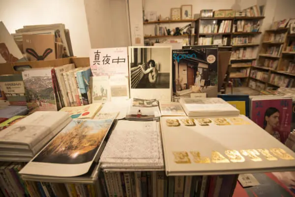 個性的なリバーサイドカフェ Folk Old Book Store で のんびりと過ごす贅沢 大阪 北浜 本とコーヒーとカレーの店 男の隠れ家デジタル