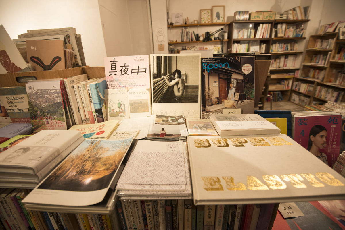 12012個性的なリバーサイドカフェ「FOLK old book store」で のんびりと過ごす贅沢（大阪・北浜）｜本とコーヒーとカレーの店