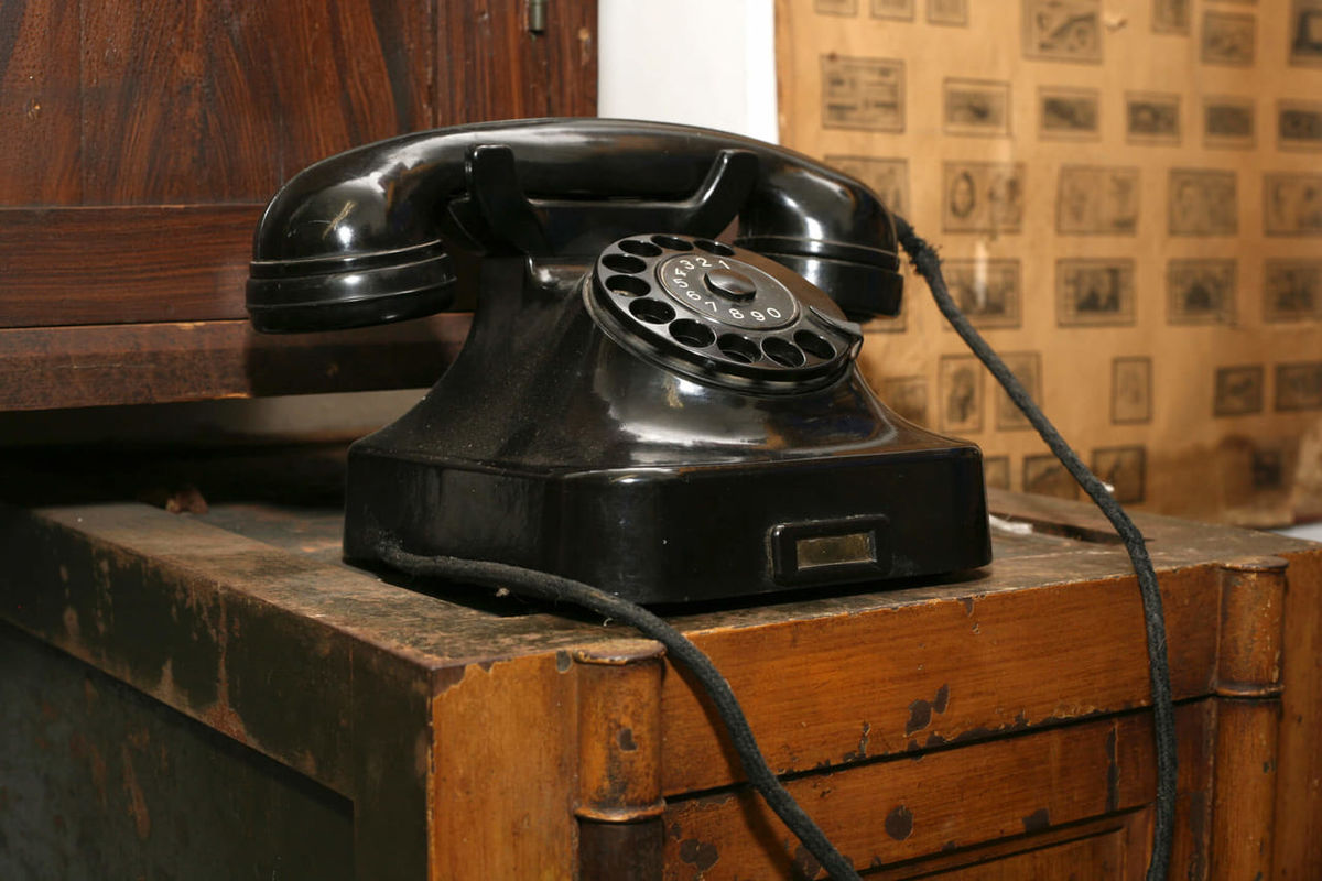 12232スマホじゃない、電話といえば「黒電話」だ。日本の電話のマニアックな歴史話