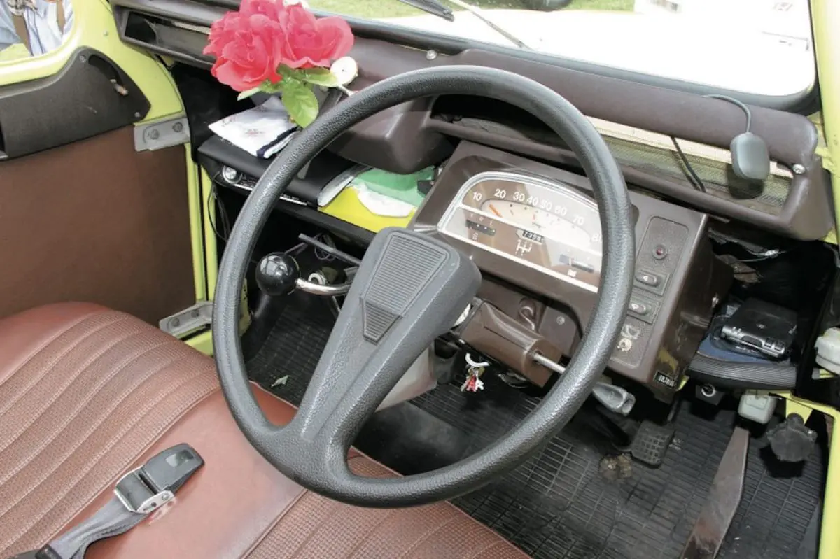 ハイギヤードな乗り心地とルックスの楽しさ シトロエン2cv 1948年 フランス 憧れのクラシックカースタイル 男の隠れ家デジタル