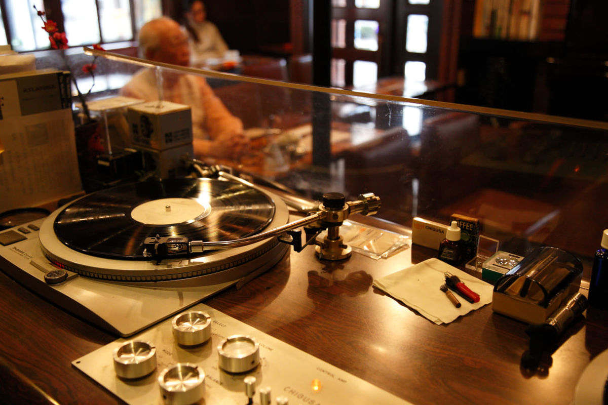 12096日本最古のジャズ喫茶で、アナログレコードの音色とコーヒーの味を愉しむ「ジャズ喫茶ちぐさ」（横浜・桜木町）