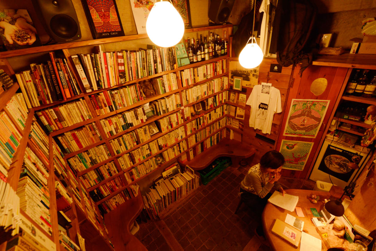 119924坪の本に囲まれたカフェバーで一息いれる贅沢「気流舎」（東京都・下北沢）｜サブカルの聖地でカウンターカルチャーに浸る