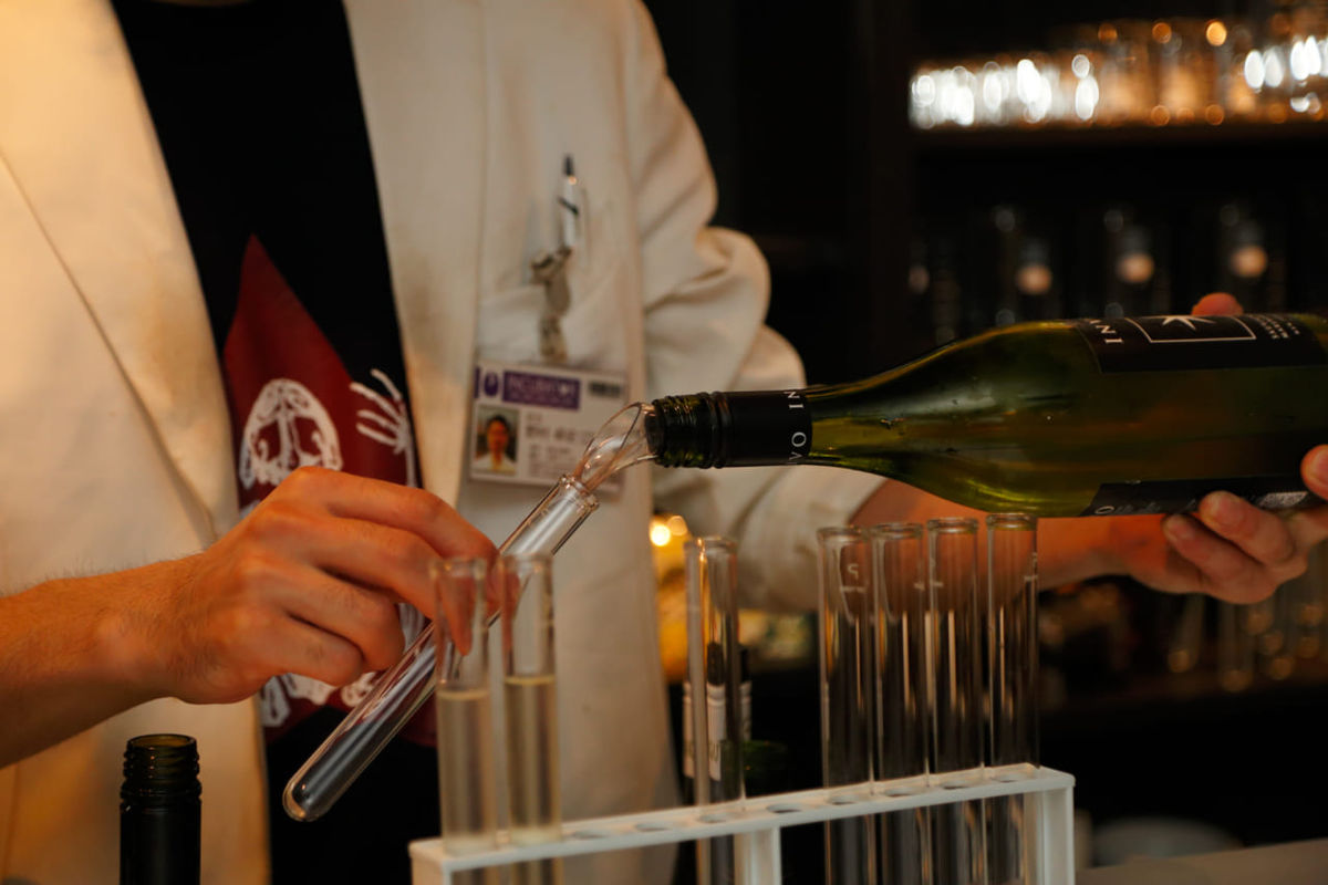 12050白衣で実験しながら試験管でワイン。サイエンスバー「INCUBATOR」でちょっとした科学者気分を｜（東京・新宿区）