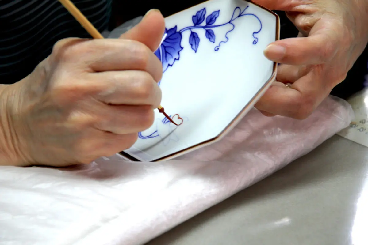 350年の永きにわたり、有田焼の「極真焼」を継承する「辻精磁社