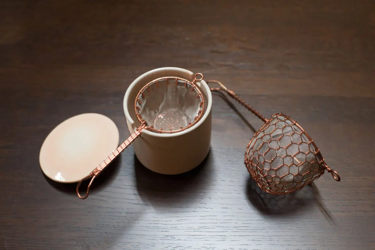 世界が驚いた。針金一本から手で編み込む「茶こし」。京の伝統金物加工