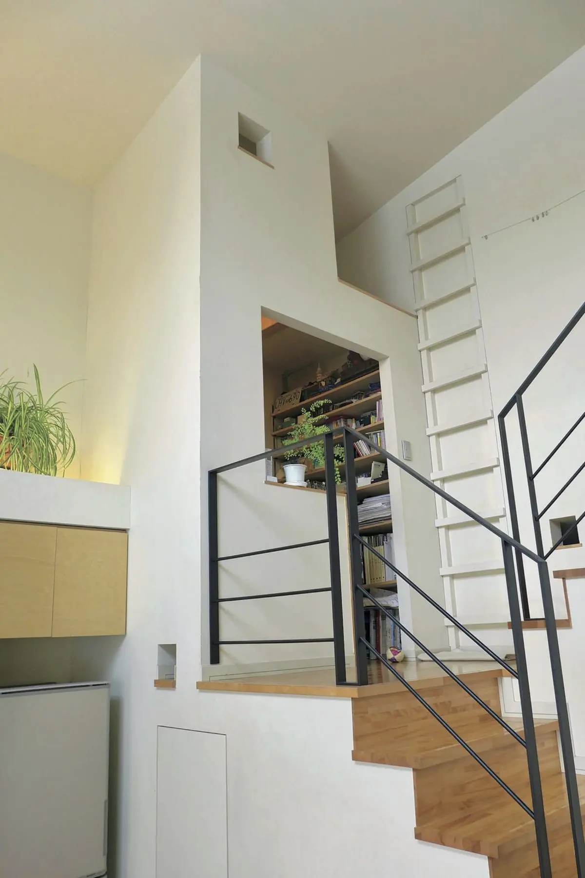 こもり感たっぷり 1階と2階に目が行き渡る 階段踊り場にある書斎 北海道 安藤邸 小さな秘密基地の造り方 男の隠れ家デジタル