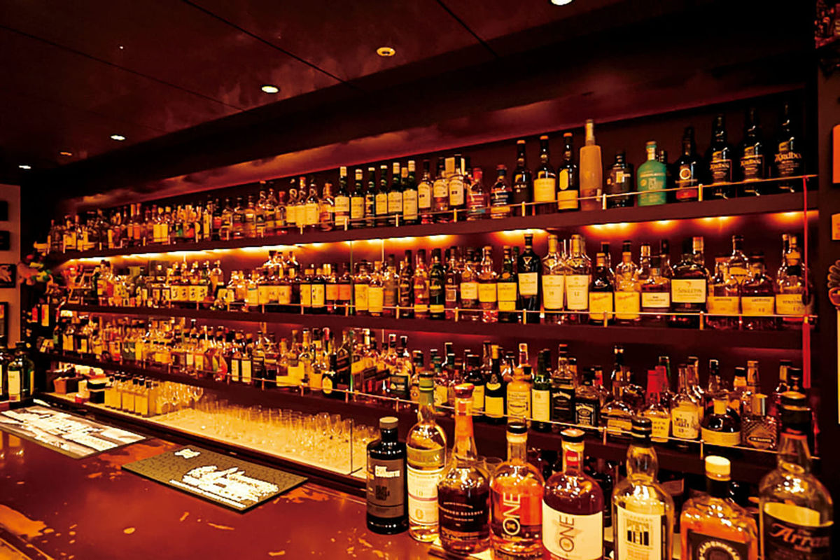 行きたい東京のbar 250種類以上のウイスキーが 一杯だけでも気軽に愉しめる Bar 鶴亀 人形町 Tokyo Bar Story 男の隠れ家デジタル
