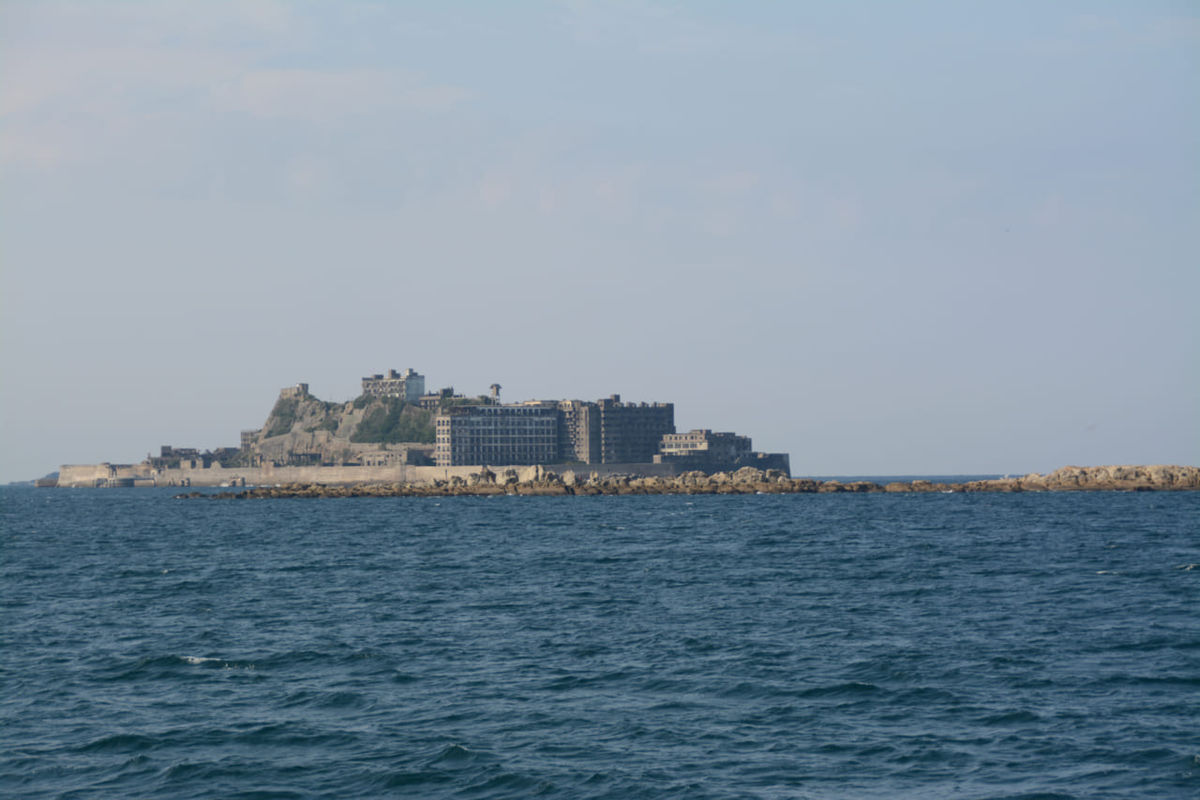 軍艦島の愛称で知られる 端島 長崎県 のリアルな生活に思いを馳せる 西木正明 端島の女 小説に登場する島 男の隠れ家デジタル