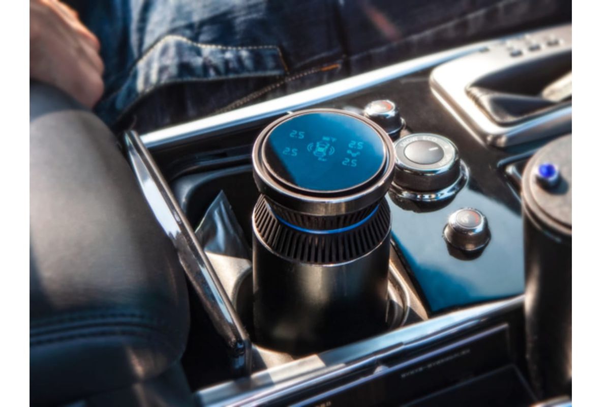 車内のイヤな空気を徹底清浄。マイナスイオンとオゾンのダブル清浄＆タイヤの空気圧測定も可能なスマート車載空気清浄機「Car Air Purifier」のアイキャッチ