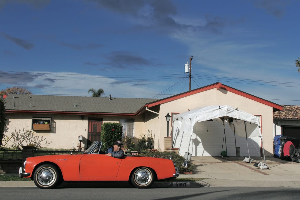 赤いボディにカリフォルニアナンバー アメリカで楽しむオープンカーライフ ダットサン Spl310 1967 国産 憧れのクラシックカースタイル 男の隠れ家デジタル
