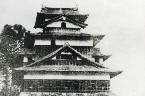 諏訪の浮城と呼ばれ、湖面に浮かぶように建てられた「高島城」（長野県諏訪市）｜〈古写真で見る失われた名城〉