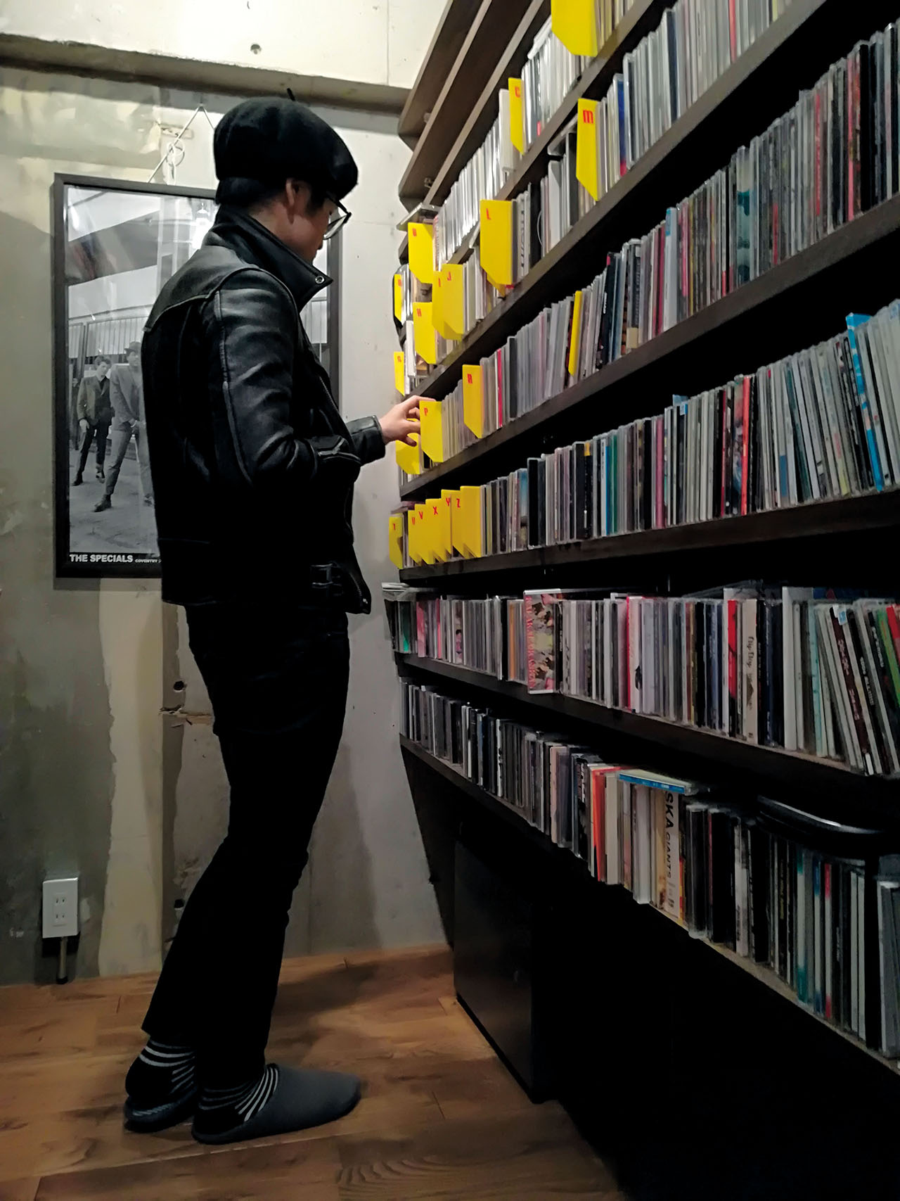 DVD・CDがずらりと並ぶ。夫婦共通のコレクションを一括収納した、趣味の空間〈愛知県 高原邸〉｜小さな秘密基地の造り方 | 男の隠れ家デジタル