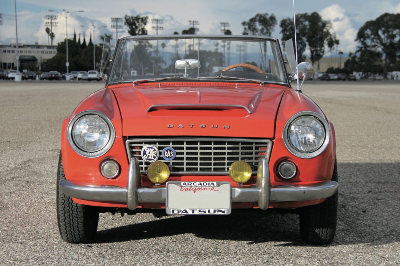 赤いボディにカリフォルニアナンバー アメリカで楽しむオープンカーライフ ダットサン Spl310 1967 国産 憧れのクラシックカースタイル 男の隠れ家デジタル