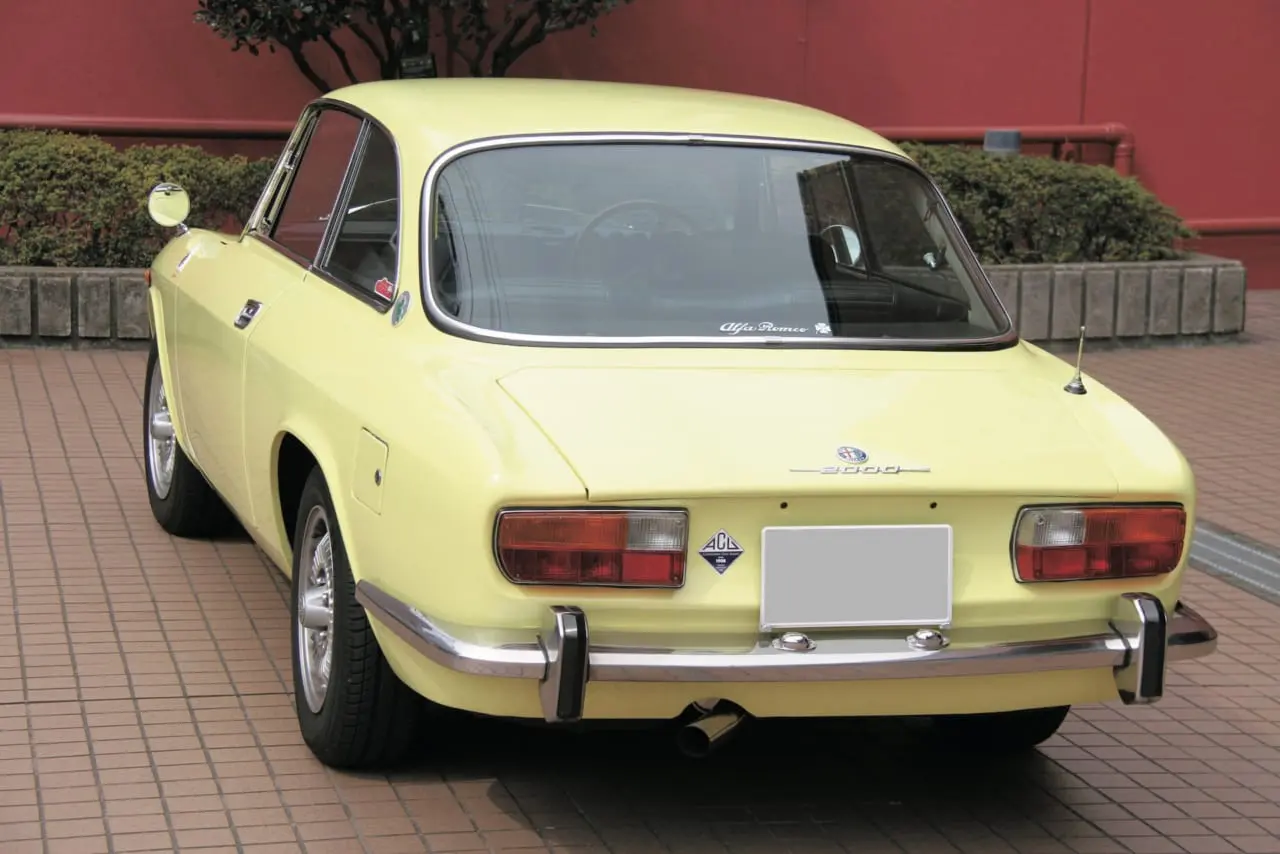 イタリア車の官能的なスタイルに惚れて。「アルファロメオ2000GTV 」（1973年/イタリア）｜ 憧れのクラシックカースタイル | 男の隠れ家デジタル