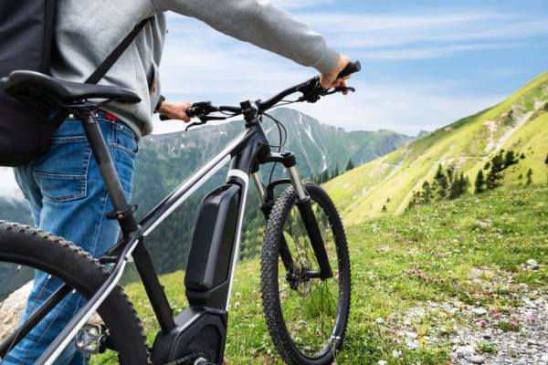 電動アシスト自転車のバッテリーの寿命は？長距離通勤にも便利な注目 