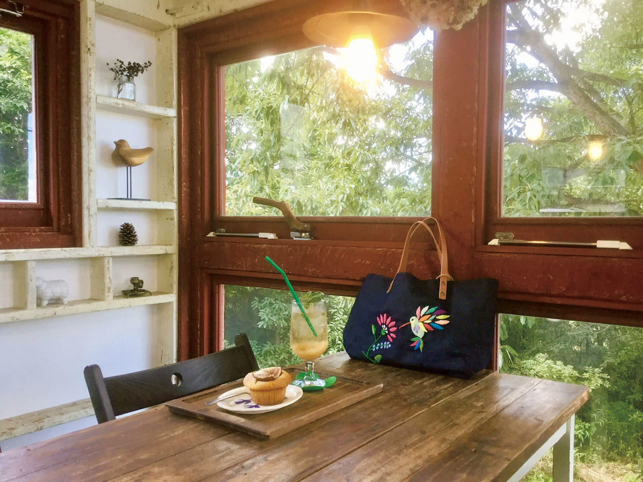 18712ツリーハウスから湖畔の景色を眺める。絵本の中のようなお洒落な空間「湖畔の森のお庭カフェ pratocafé」（兵庫県小野市｜〈森の秘密基地ツリーハウスで過ごすひと時〉