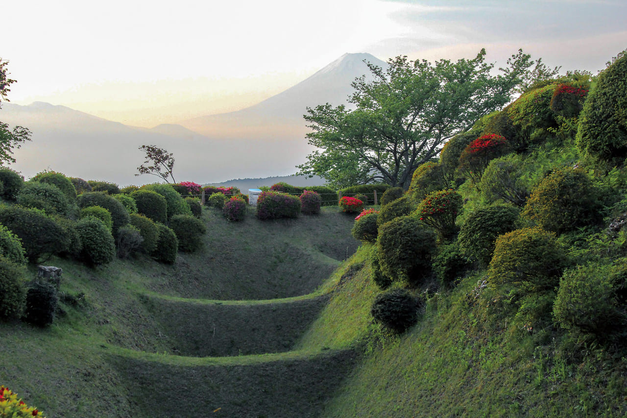 21852はまれば餌食。蟻地獄のような防御施設だが、今は富士山バックの美しい畝に癒される「山中城」 （静岡県・三島市）｜山城を旅しよう