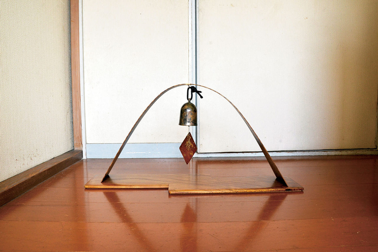 24569伝統の砂張風鈴を掛け台からモダンに。楽器のような音色を奏でる「砂張風鈴と掛台（橋）」