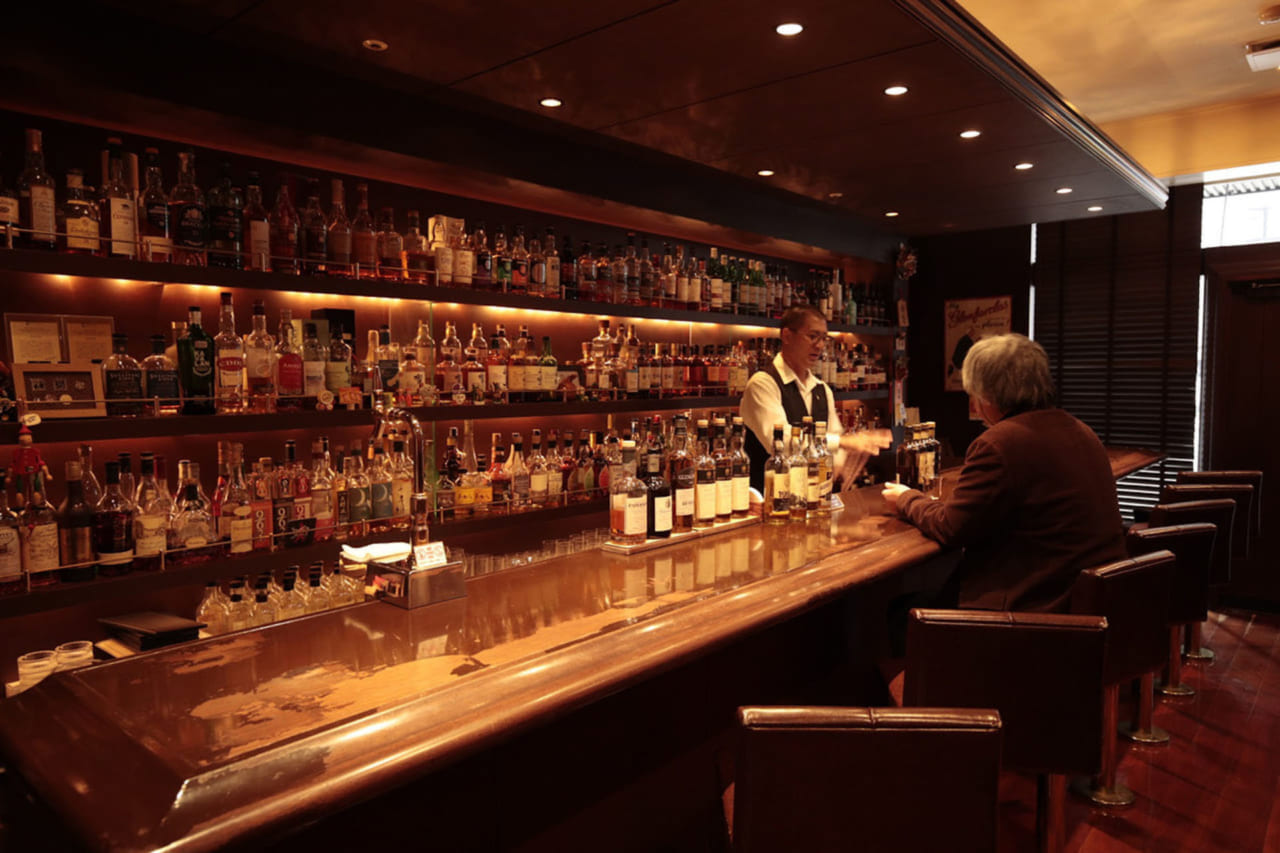 22882〈行きたい東京のBAR〉250種類以上のウイスキーが 一杯だけでも気軽に愉しめる【 BAR 鶴亀 】（人形町）┃TOKYO BAR STORY