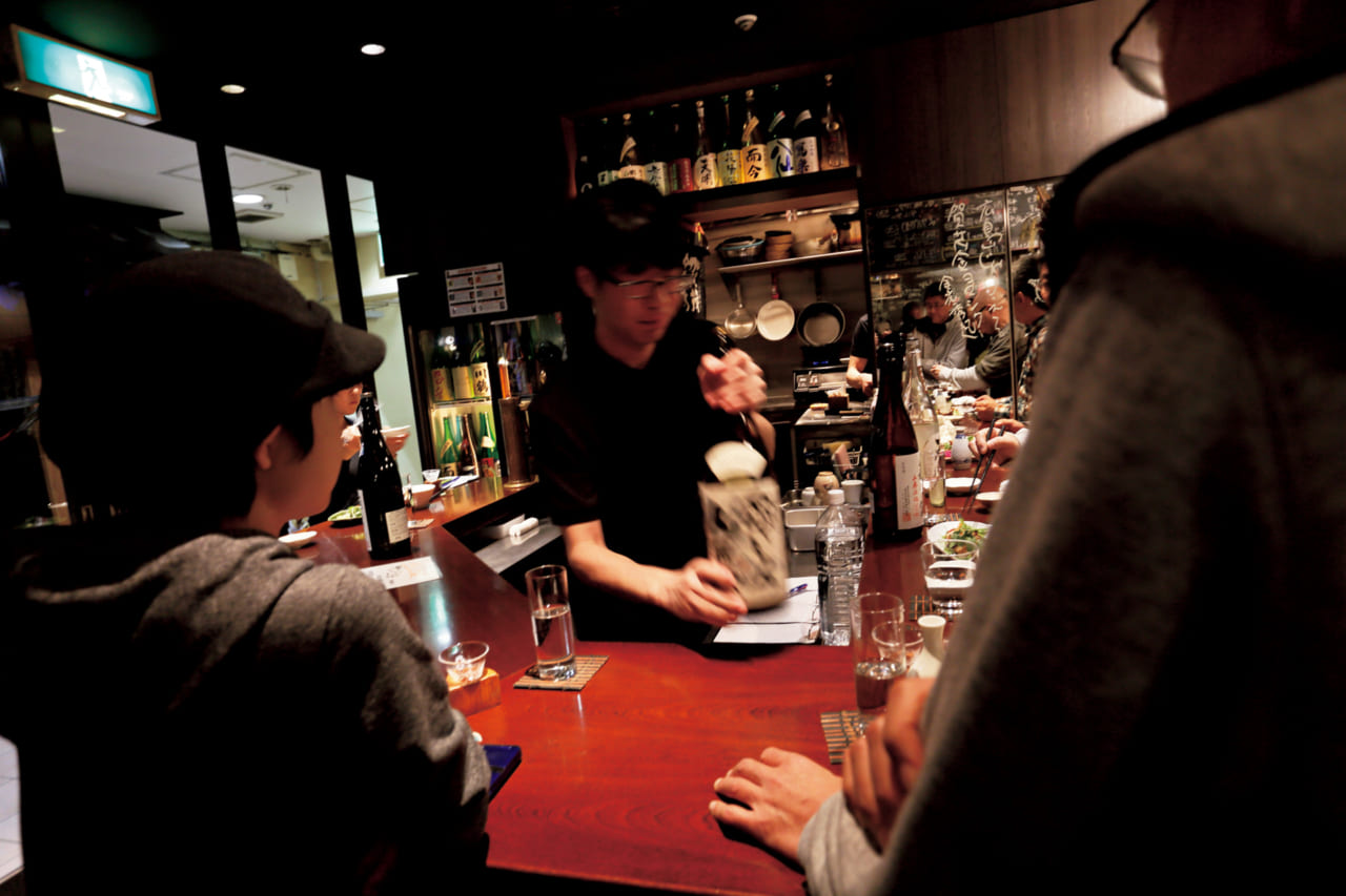 24227信念ある酒とこだわりの酒肴でツウも納得。元祖日本酒バー「日本酒スタンド酛」（新宿）｜日本酒が美味い立ち飲み店