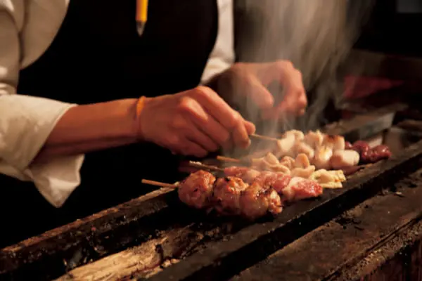 自慢の焼きとんに相性のいいカップ酒を一人で飲む愉しみ 豚娘 新橋 日本酒が美味い立ち飲み店 男の隠れ家デジタル