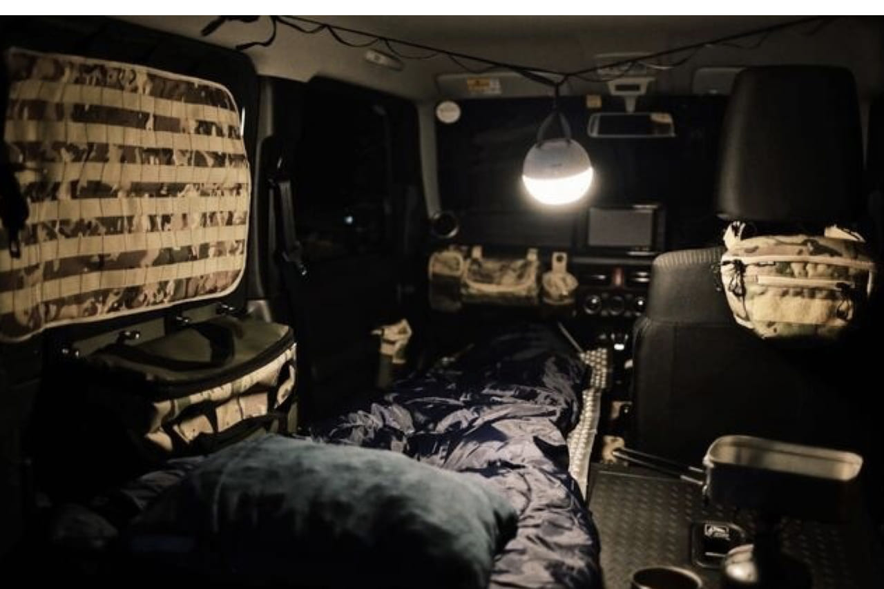 ジムニーで車中泊 マグネットで簡単に取り付けられるプライバシーシェードで車内がすぐ快適な空間に Jb64 Jb74専用設計 男の隠れ家デジタル