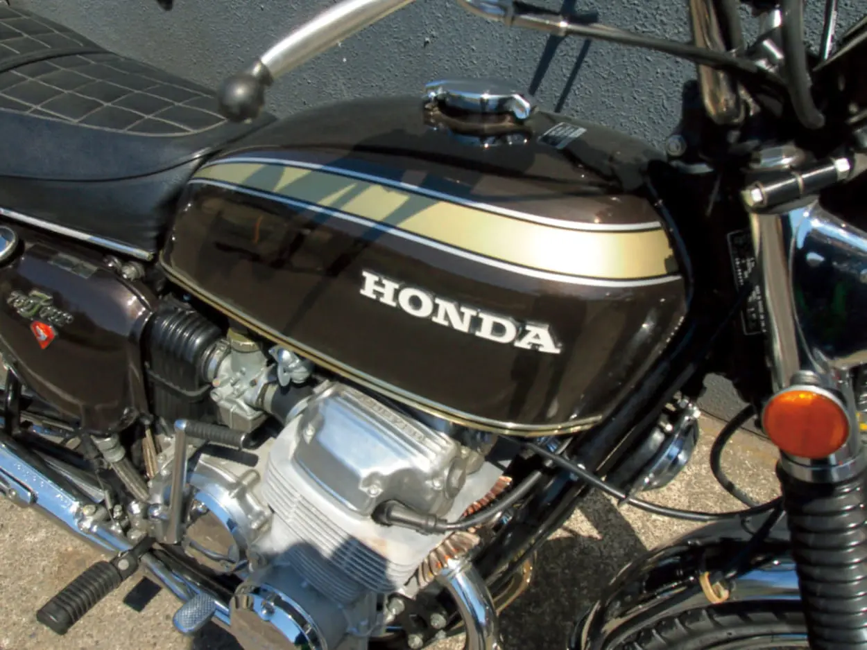 夫婦でタンデム Honda Cb750four 1972 日本 ナナハンブームの立役者 男を虜にするクラシックバイク 男の隠れ家デジタル