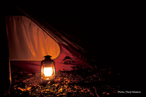 「何をやっても何を食べてもいつ寝てもOK！秋の夜長を焚き火の前で過ごす――はじめませんか？ソロキャンプ。」のアイキャッチ画像