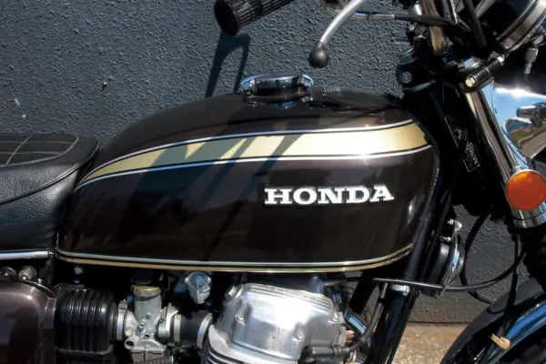 夫婦でタンデム Honda Cb750four 1972 日本 ナナハンブームの立役者 男を虜にするクラシックバイク 男の隠れ家デジタル