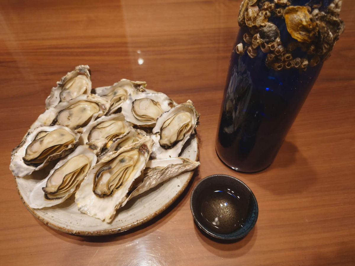 海中熟成の日本酒と一緒に育った牡蠣！「牡蠣と共に育つ酒」オンラインで販売開始のアイキャッチ