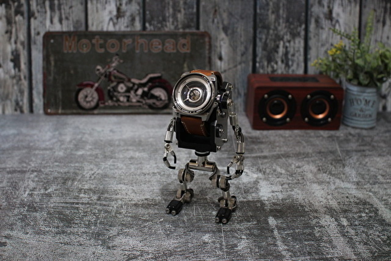 36551【…ボクガマモルヨ…】お気に入りの腕時計をロボットがホールド！遊び心満載のウォッチスタンド「Robotic Watch Stand」