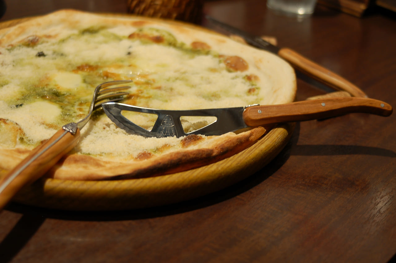 おうちでもキャンプでも活躍するNERONのピザ用ナイフは美しい形状が特徴の所有欲を満たすギアのアイキャッチ