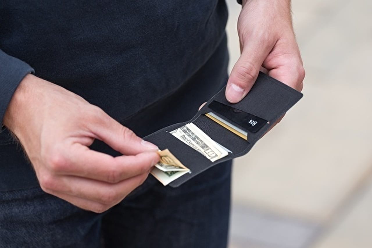 厚さ7mm×重さ17gなのにカード10枚と紙幣が入る収納力！フランス発の超ミニマル財布「WRAMER」のアイキャッチ