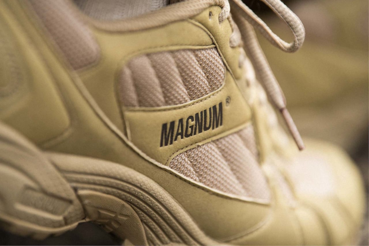 軍モノ好きに履いてほしい！ イギリス軍採用のトレーニングシューズ「MAGNUM U.S.T」。新色デザートカラーは3月6日発売のアイキャッチ