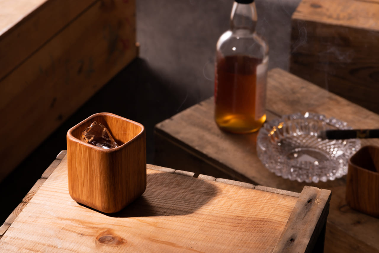 ウイスキーは木で味わえ！キャンプでも活躍する無垢オーク製の贅沢な「MijMojオークタンブラー」がMakuakeで2月27日（木）まで先行販売中のアイキャッチ