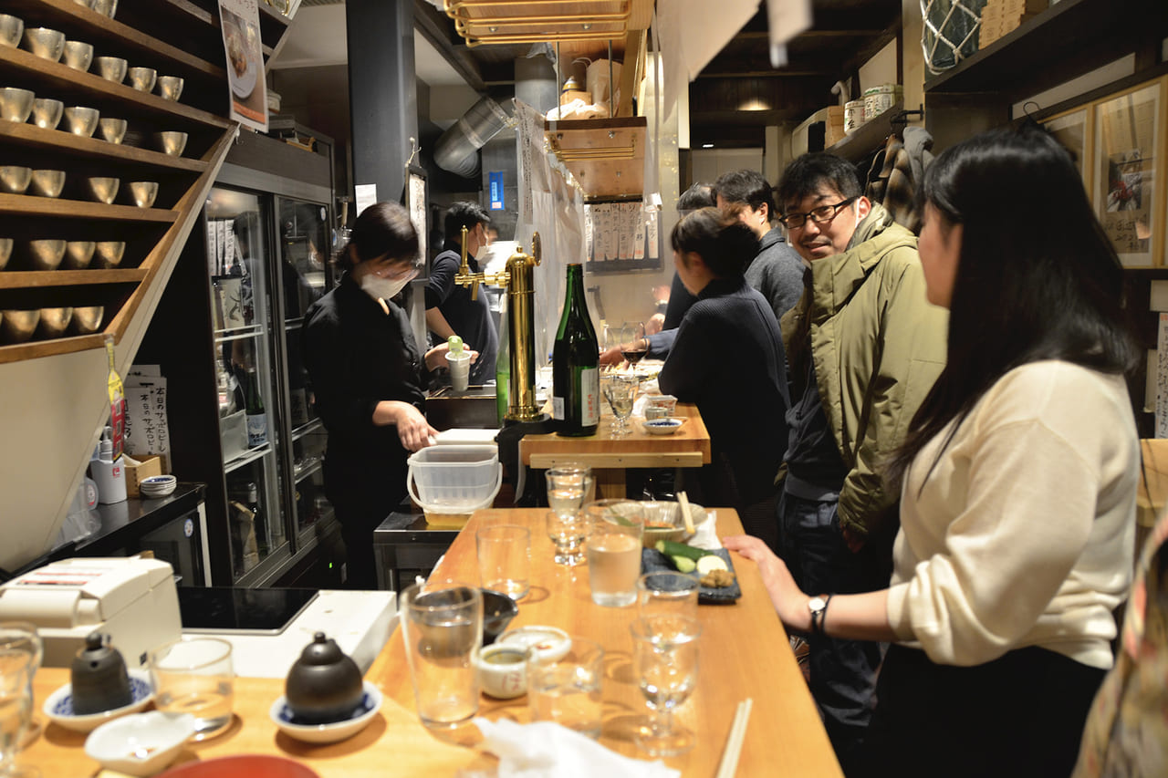 39290旨い酒と雰囲気に人々が集う「日本酒 室 MURO」（東京・浜松町）｜旨い熱燗と旬酒肴