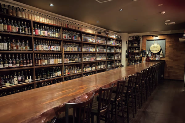 「シングルモルト2,000本の専門バー「Bar kitchen」（福岡・福岡）｜こだわりの空間で酔いしれる 一度は訪れたいウイスキーの名店」のアイキャッチ画像