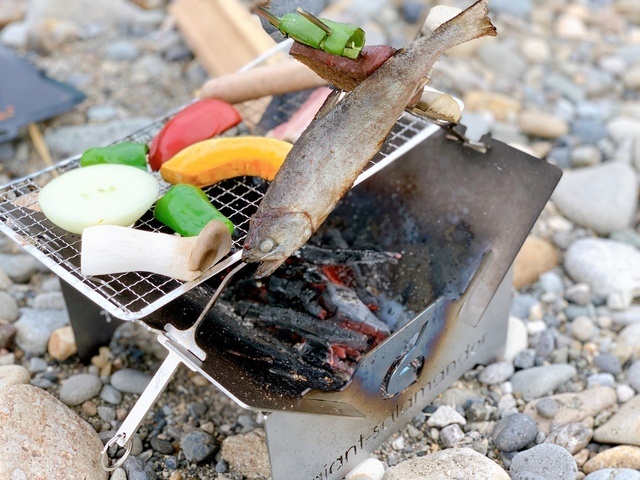 魚を美味しく串焼き 3本の串と専用焚き火台 ソロ焚き火台セット