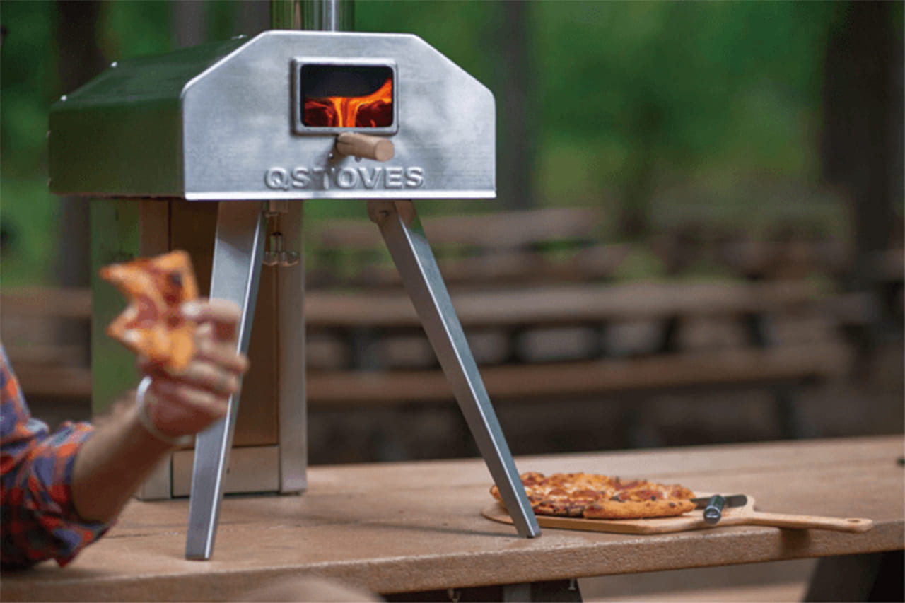 46812持ち運べるピザ窯「QubeStove」は圧倒的な火力と回転式オーブンが90秒でピザを焼く！アウトドアの新兵器に投入するのもアリ！