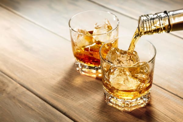 「グレーンウイスキーとは？初心者におすすめの銘柄と飲み方」のアイキャッチ画像