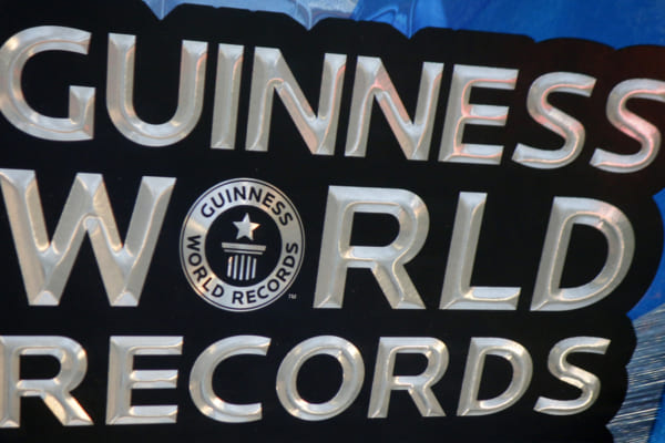 「【ほぼ人間サイズ】「世界で最も大きいウイスキー」がギネス世界記録を更新」のアイキャッチ画像